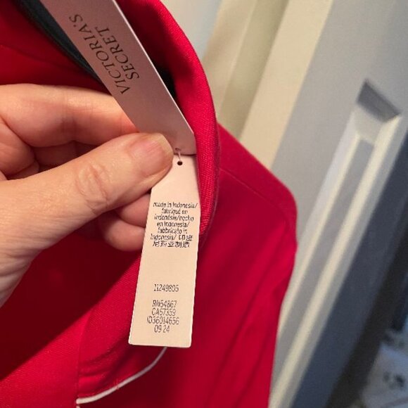 VS SOFT SHORT PAJAMA SET IN MODEL - NWT - LARGE - LIPSTICK RED - Picture 4 of 9